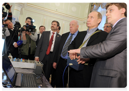 После совещания Председатель Правительства Российской Федерации В.В.Путин осмотрел выставку, посвящённую обеспечению безопасности работ в угольных шахтах|24 января, 2012|15:15