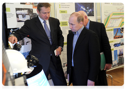 После совещания Председатель Правительства Российской Федерации В.В.Путин осмотрел выставку, посвящённую обеспечению безопасности работ в угольных шахтах|24 января, 2012|15:15
