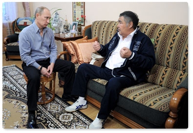 Vladimir Putin visits Kemerovo Region Governor Aman Tuleyev, who is in hospital following surgery