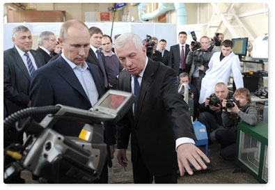 Prime Minister Vladimir Putin visits the Institute of Non-Destructive Testing at Tomsk Polytechnic University during а trip to Tomsk Region