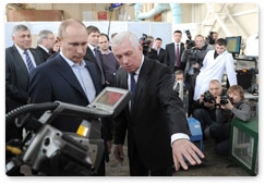 Prime Minister Vladimir Putin visits the Institute of Non-Destructive Testing at Tomsk Polytechnic University during а trip to Tomsk Region