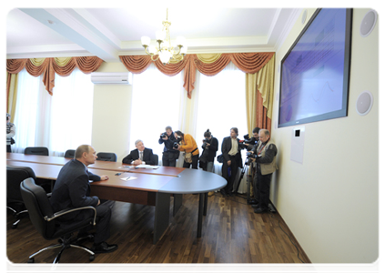 Prime Minister Vladimir Putin visiting the Federal Migration Service, where he was shown an interactive migration map of Russia|26 january, 2012|14:43