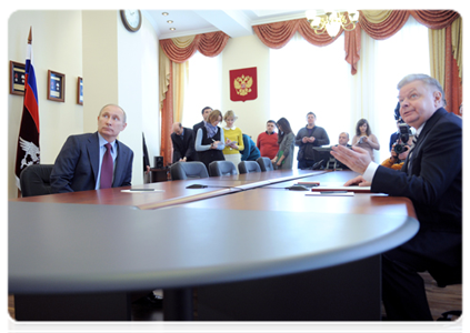 Prime Minister Vladimir Putin visiting the Federal Migration Service, where he was shown an interactive migration map of Russia|26 january, 2012|14:43