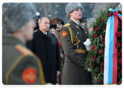 Prime Minister Vladimir Putin visits the Piskaryovskoye memorial cemetery and lays a wreath at the Motherland bronze sculpture|27 january, 2012|12:31