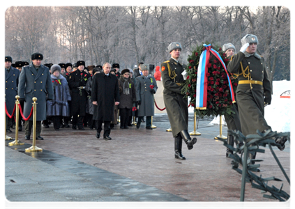 Prime Minister Vladimir Putin visits the Piskaryovskoye memorial cemetery and lays a wreath at the Motherland bronze sculpture|27 january, 2012|12:31