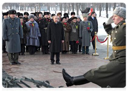 Prime Minister Vladimir Putin visits the Piskaryovskoye memorial cemetery and lays a wreath at the Motherland bronze sculpture|27 january, 2012|12:31