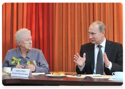 Prime Minister Vladimir Putin with Zinaida Ashmarina, veteran of the Great Patriotic War, member of the committee of the public Council of Veterans of the 13th Air Force Army|27 january, 2012|12:57