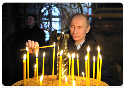 В завершение рабочей поездки в Тихвин В.В.Путин посетил Тихвинский Богородичный Успенский мужской монастырь и поклонился Тихвинской иконе Богородицы|30 января, 2012|19:26
