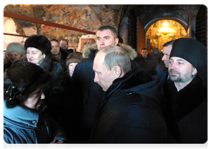 В завершение рабочей поездки в Тихвин В.В.Путин посетил Тихвинский Богородичный Успенский мужской монастырь и поклонился Тихвинской иконе Богородицы|30 января, 2012|19:26