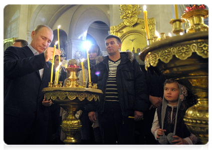 Prime Minister Vladimir Putin attends Christmas service at the Transfiguration Cathedral in St Petersburg|7 january, 2012|02:23