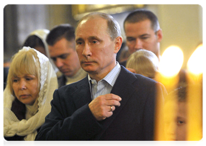 Prime Minister Vladimir Putin attends Christmas service at the Transfiguration Cathedral in St Petersburg|7 january, 2012|02:50