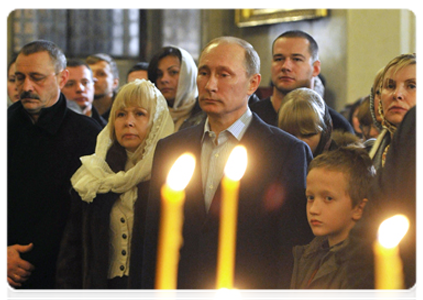 Prime Minister Vladimir Putin attends Christmas service at the Transfiguration Cathedral in St Petersburg|7 january, 2012|02:50