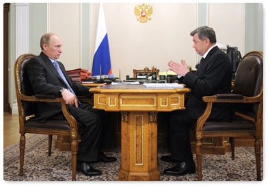 Prime Minister Vladimir Putin meets with Kaluga Region Governor Anatoly Artamonov