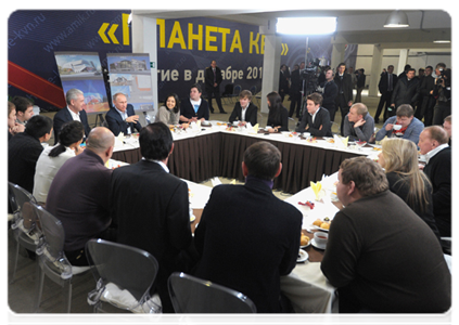 Prime Minister Vladimir Putin visits the construction site of Moscow Youth Centre KVN Planet, talks with participants of KVN Major and Premier Leagues|11 february, 2012|11:37