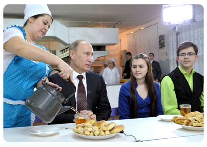 Prime Minister Vladimir Putin visits Secondary School No. 7 and meets with the school council|13 february, 2012|18:09