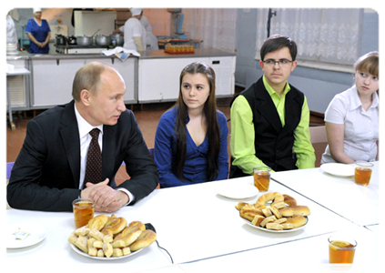 Prime Minister Vladimir Putin visits Secondary School No. 7 and meets with the school council|13 february, 2012|18:09