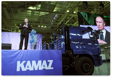 В.В.Путин, прибывший с рабочей поездкой в Набережные Челны, посетил автомобильный завод ОАО «КамАЗ», где принял участие в церемонии схода с конвейера двухмиллионного грузовика
