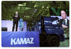 В.В.Путин, прибывший с рабочей поездкой в Набережные Челны, посетил автомобильный завод ОАО «КамАЗ», где принял участие в церемонии схода с конвейера двухмиллионного грузовика