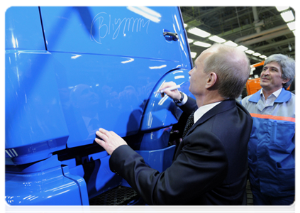 Председатель Правительства Российской Федерации В.В.Путин посетил автомобильный завод – ОАО «КамАЗ», где принял участие в церемонии схода с конвейера 2-миллионного грузовика|15 февраля, 2012|19:58