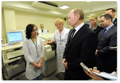 Vladimir Putin visits an emergency hospital in Naberezhnye Chelny, talks to the medical staff and answers a question on support for families at the birth of a third child