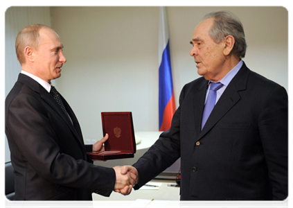 Prime Minister Vladimir Putin awarded the Medal of Pyotr Stolypin to former president of Tatarstan Mintimer Shaimiyev|15 february, 2012|23:27