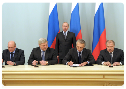 Prime Minister Vladimir Putin attends the signing ceremony for the partnership agreement to develop Tom Football Club|16 february, 2012|18:46