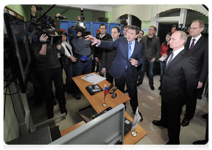 Prime Minister Vladimir Putin visits polling station in Novosibirsk|17 february, 2012|20:50