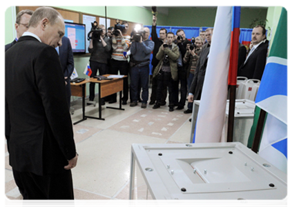 Prime Minister Vladimir Putin visits polling station in Novosibirsk|17 february, 2012|20:50