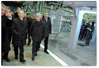 Председатель Правительства Российской Федерации В.В.Путин, прибывший с рабочей поездкой в Комсомольск-на-Амуре, посетил авиационное производственное объединение им. Ю.А.Гагарина