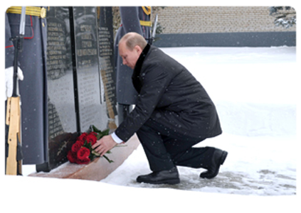 Председатель Правительства Российской Федерации В.В.Путин посетил Пятую отдельную Гвардейскую мотострелковую Таманскую бригаду и возложил цветы к монументу воинам-таманцам, погибшим при исполнении воинского долга|22 февраля, 2012|14:39
