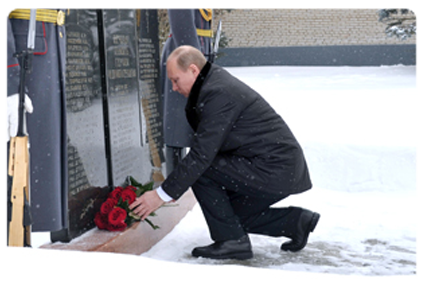 Prime Minister Vladimir Putin lays flowers at fallen heroes memorial during visit to 5th Guards Tamanskaya Separate Motorised Brigade|22 february, 2012|14:39