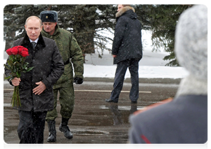 Prime Minister Vladimir Putin lays flowers at fallen heroes memorial during visit to 5th Guards Tamanskaya Separate Motorised Brigade|22 february, 2012|14:39