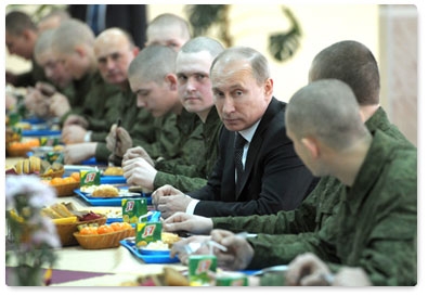 Vladimir Putin has lunch with soldiers of Tamanskaya Brigade and speaks with them about military service