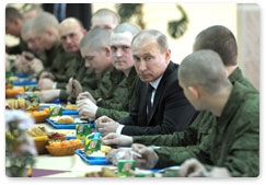 Vladimir Putin has lunch with soldiers of Tamanskaya Brigade and speaks with them about military service