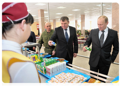 Председатель Правительства Российской Федерации В.В.Путин пообедал вместе с военнослужащими Таманской бригады и поговорил с ними о военной службе|22 февраля, 2012|16:29