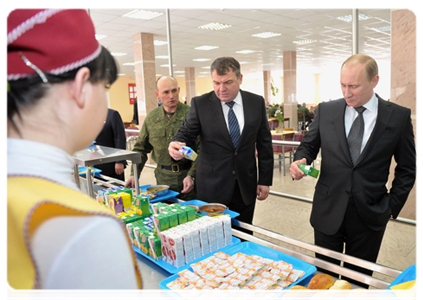 Prime Minister Vladimir Putin has lunch with soldiers of Tamanskaya Brigade and speaks with them about military service|22 february, 2012|16:29