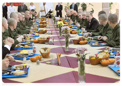 Председатель Правительства Российской Федерации В.В.Путин пообедал вместе с военнослужащими Таманской бригады и поговорил с ними о военной службе|22 февраля, 2012|16:29