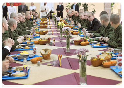 Prime Minister Vladimir Putin has lunch with soldiers of Tamanskaya Brigade and speaks with them about military service|22 february, 2012|16:29