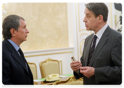 Deputy Prime Minister Igor Sechin and Minister of Culture Alexander Avdeyev before the meeting of the Government Presidium|22 february, 2012|21:23