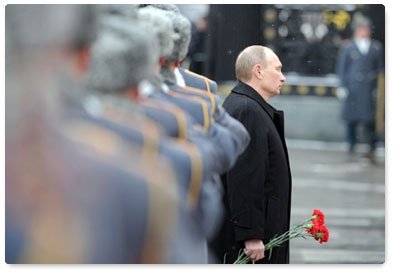 Председатель Правительства Российской Федерации В.В.Путин в День защитника Отечества принял участие в торжественной церемонии возложения венка к Могиле Неизвестного Солдата в Москве