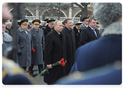 Председатель Правительства Российской Федерации В.В.Путин в День защитника Отечества принял участие  в торжественной церемонии возложения венка к Могиле Неизвестного Солдата в Москве|23 февраля, 2012|14:04