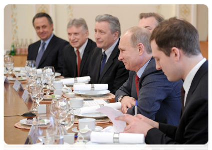 Председатель Правительства Российской Федерации В.В.Путин встретился с российскими и канадскими хоккеистами – участниками Суперсерии 1972 года|24 февраля, 2012|13:34