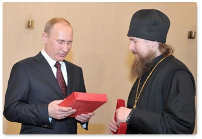 В.В.Путин передал в дар Саровскому монастырю икону XIX века