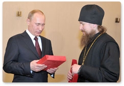 В.В.Путин передал в дар Саровскому монастырю икону XIX века