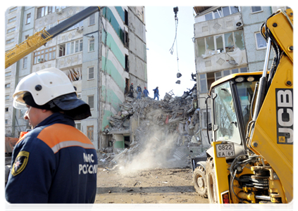 In Astrakhan, Prime Minister Vladimir Putin inspected a house damaged by a household gas explosion|28 february, 2012|15:41