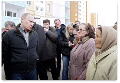 В.В.Путин вместе с жильцами дома, пострадавшего от взрыва газа в Астрахани, осмотрел их новое жильё