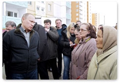 В.В.Путин вместе с жильцами дома, пострадавшего от взрыва газа в Астрахани, осмотрел их новое жильё