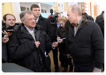 Председатель Правительства Российской Федерации В.В.Путин осмотрел новостройку, в которую переселяют жильцов частично обрушившегося дома в Астрахани|28 февраля, 2012|17:16