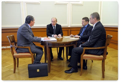Председатель Правительства Российской Федерации В.В.Путин провёл рабочую встречу с заместителем Председателя Правительства И.И.Сечиным, а также с заместителями председателя правления «Газпрома» А.И.Медведевым и А.В.Кругловым