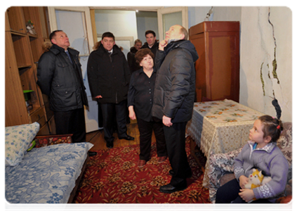 Председатель Правительства Российской Федерации В.В.Путин побывал в одной из аварийных квартир в шахтёрском посёлке Роза|4 февраля, 2012|17:32